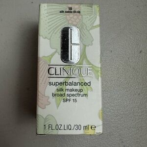 Clinique Superbalanced Silk Makeup Broad Spectrum SPF 15 (18 - Silk Sable)